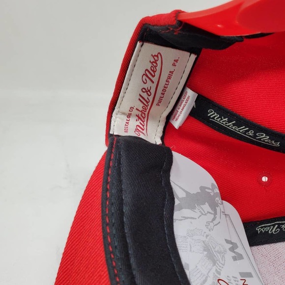 NBA Mitchell & Ness Black and White Logo Snapback Hat - Chicago Bulls - Picture 5 of 5